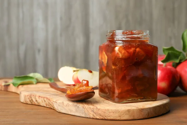 Gustosa Marmellata Mele Barattolo Vetro Frutta Fresca Sul Tavolo Legno — Foto Stock