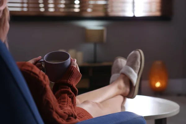 Mujer Con Taza Café Aromático Relajante Casa Primer Plano Espacio — Foto de Stock