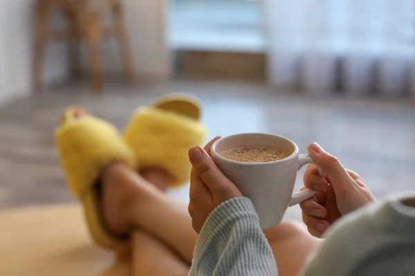 Mujer Con Taza Café Aromático Relajante Casa Primer Plano Espacio — Foto de Stock