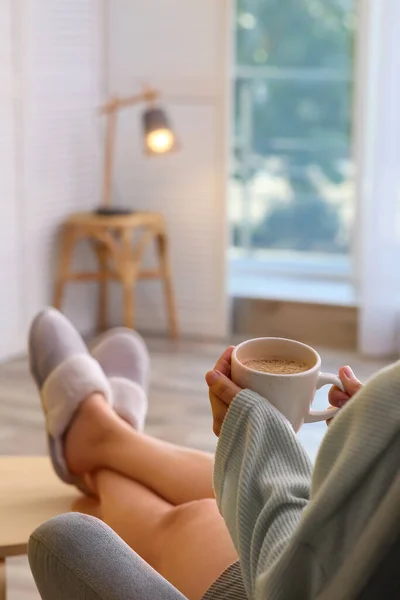 Mujer Con Taza Café Aromático Relajante Casa Primer Plano — Foto de Stock