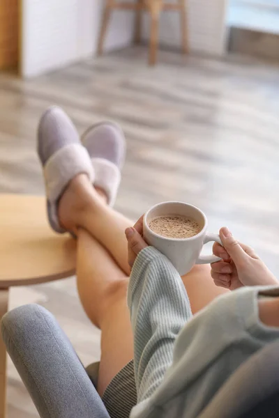 女人在家里喝一杯香浓的咖啡放松一下 — 图库照片