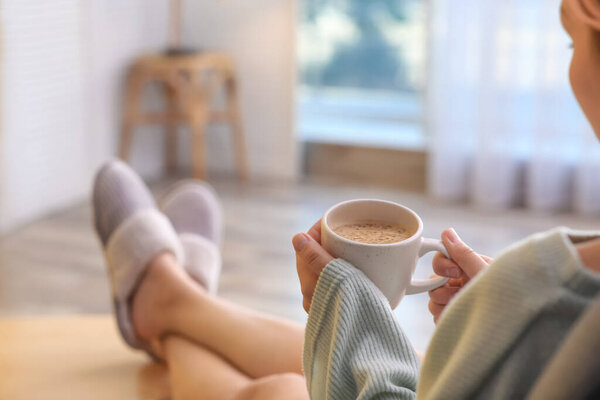 Женщина с чашкой ароматного кофе расслабляется дома, крупным планом. Пространство для текста