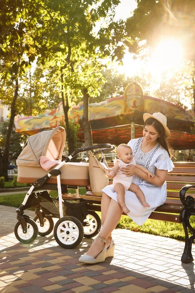 Parkta Bankta Oturan Mutlu Bir Anne — Stok fotoğraf