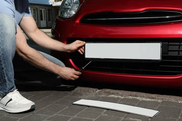 Dışarıdaki Arabanın Plakasını Değiştiren Adam Yakın Plan — Stok fotoğraf