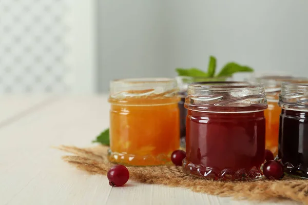 Frascos Diferentes Mermeladas Mesa Blanca Espacio Para Texto — Foto de Stock