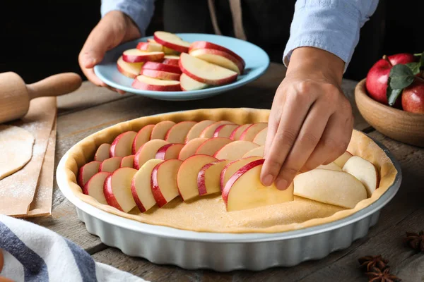 Femme Mettre Des Tranches Pomme Dans Plat Avec Pâte Crue — Photo