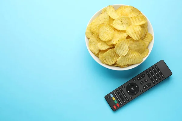 Afstandsbediening Kom Aardappelchips Lichtblauwe Achtergrond Plat Gelegd Ruimte Voor Tekst — Stockfoto