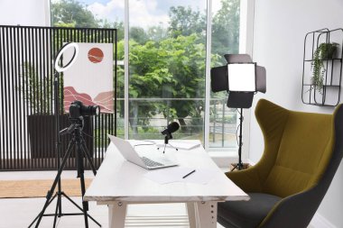 Profesyonel ekipman ve dizüstü bilgisayarlı modern blog yazarının çalışma alanı