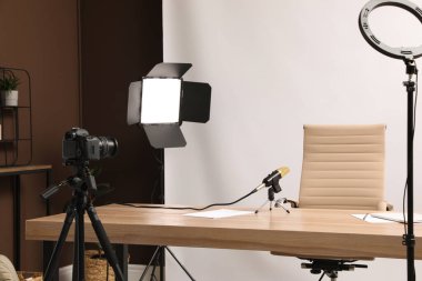 Odasında profesyonel ekipman bulunan modern blogcu işyeri