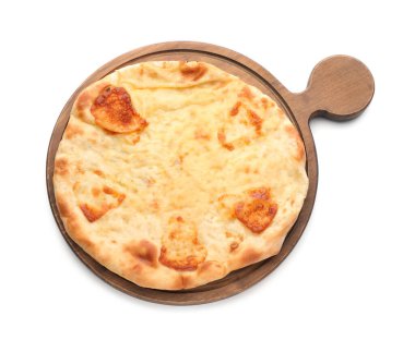 Beyaz arka planda peynirli nefis khachapuri, üst manzara.