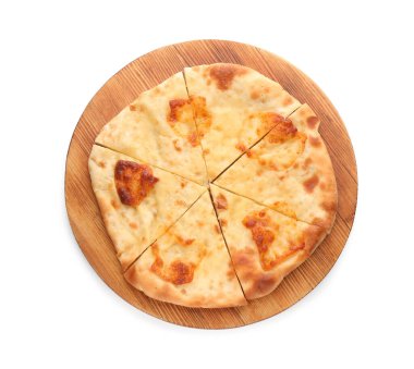 Beyaz arka planda peynirli nefis khachapuri, üst manzara.