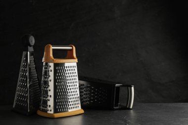 Siyah masada farklı modern rendeleyiciler. Metin için boşluk