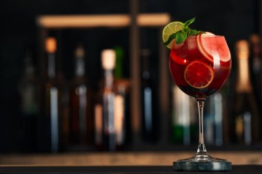 Bardaki siyah masada nefis bir sangria kokteyli. Metin için boşluk