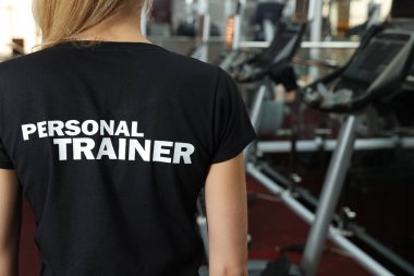 Modern spor salonunda kişisel antrenör.