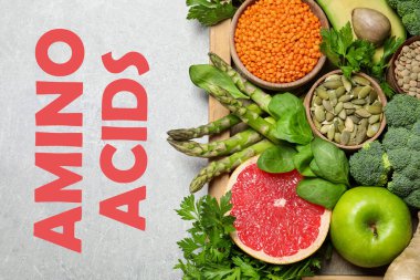 Taze sebzeler, meyveler ve tohumlar açık gri masada, düz yerde. Temel amino asit kaynakları