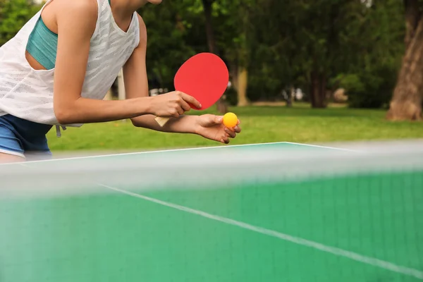 夏日在户外打乒乓球的女人 — 图库照片