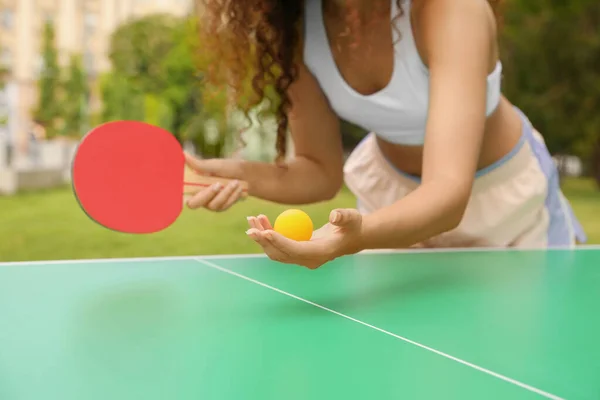 Mujer Afroamericana Jugando Ping Pong Aire Libre Primer Plano — Foto de Stock