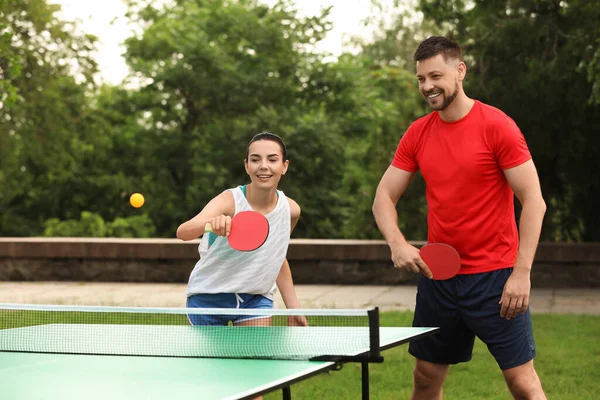 Přátelé Hrají Ping Pong Venku Letní Den — Stock fotografie