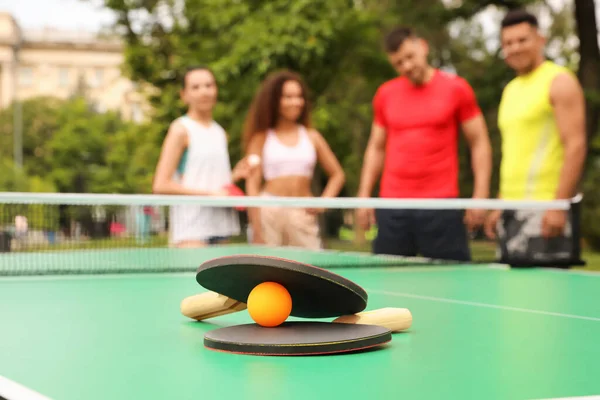 Amici Che Parlano Vicino Tavolo Ping Pong All Aperto Concentrarsi — Foto Stock