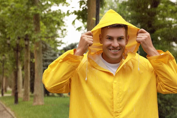 公园里穿着雨衣的人在雨中行走 — 图库照片