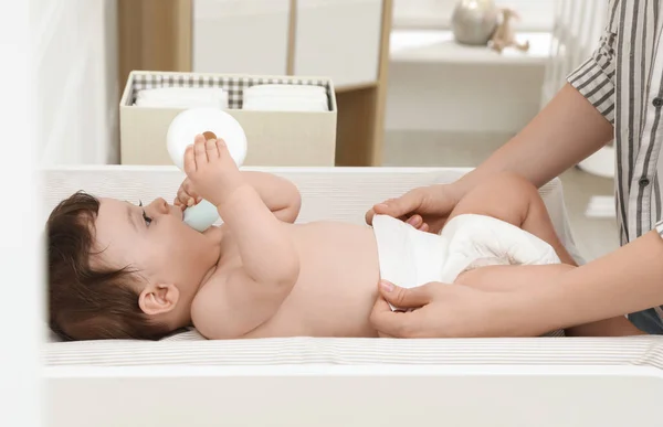 Madre Cambiando Pañal Del Bebé Mesa Casa Primer Plano — Foto de Stock