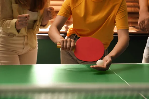 Mujer Jugando Ping Pong Con Amigos Interiores Primer Plano —  Fotos de Stock