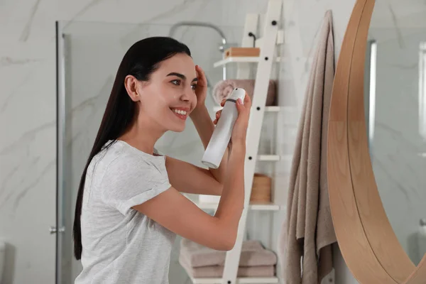 Mujer Aplicando Champú Seco Cabello Cerca Del Espejo Baño — Foto de Stock