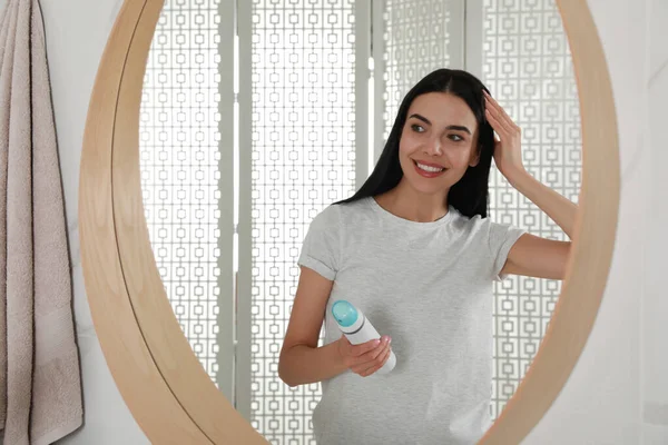 Mujer Aplicando Champú Seco Cabello Cerca Del Espejo Baño —  Fotos de Stock