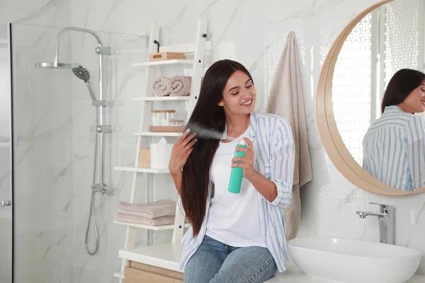 Mujer Aplicando Champú Seco Cabello Cerca Del Espejo Baño — Foto de Stock