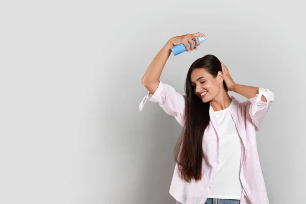 Mulher Aplicando Xampu Seco Seu Cabelo Fundo Cinza Claro Espaço — Fotografia de Stock