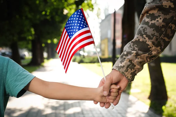 Soldado Hijito Con Bandera Americana Tomados Mano Aire Libre Cerca — Foto de Stock