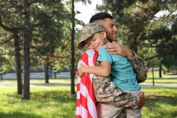 Soldat Mit Flagge Der Usa Und Seinem Kleinen Sohn Der — Stockfoto