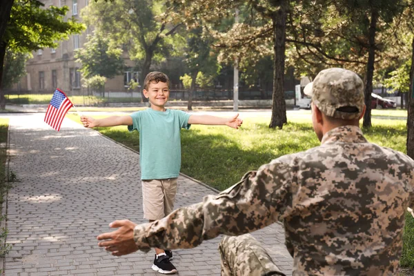 Menino Com Bandeira Dos Eua Correndo Direção Pai Uniforme Militar — Fotografia de Stock