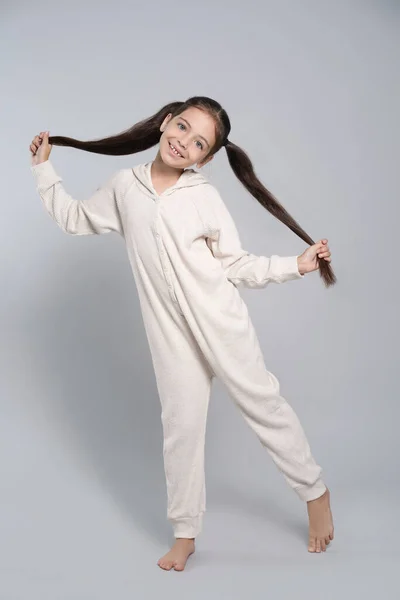 Jolie Fille Pyjama Blanc Sur Fond Gris Clair — Photo
