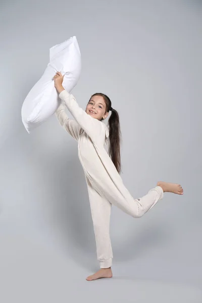 Linda Chica Pijama Blanco Con Almohada Sobre Fondo Gris Claro — Foto de Stock