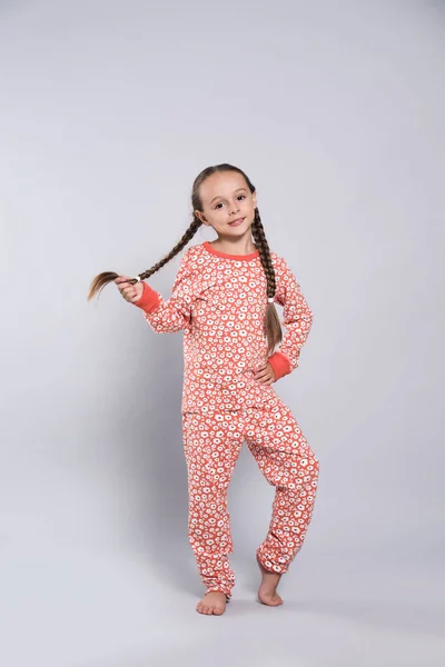 Cute Girl Piżamie Kwiatowym Wzorem Jasnoszarym Tle — Zdjęcie stockowe