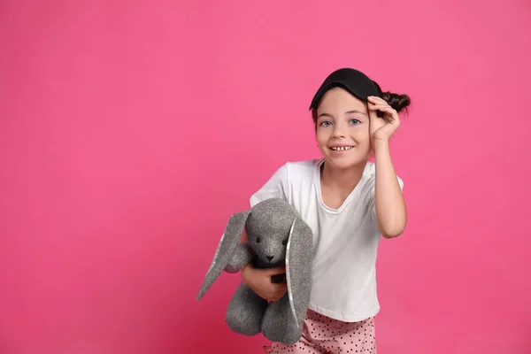 Симпатичная Девушка Пижаме Маской Сна Игрушечным Кроликом Розовом Фоне Пространство — стоковое фото