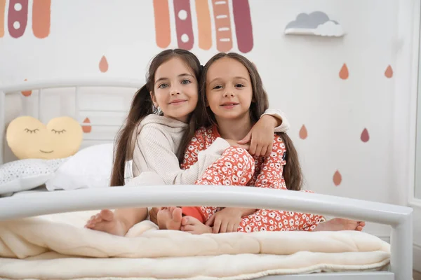 Χαριτωμένα Κορίτσια Πιτζάμες Στο Κρεβάτι Στο Σπίτι — Φωτογραφία Αρχείου