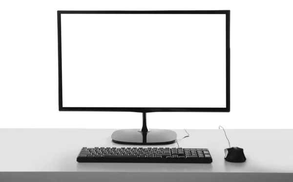 黒画面 キーボードと白の背景にマウスと現代のコンピュータモニタ — ストック写真