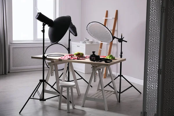 Cámara Profesional Composición Con Sabroso Sándwich Mesa Estudio Fotografía Fotografía — Foto de Stock