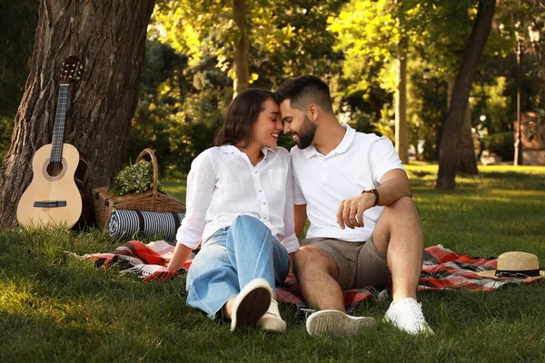 Härligt Par Tillbringa Tid Tillsammans Picknick Rutig Parken — Stockfoto