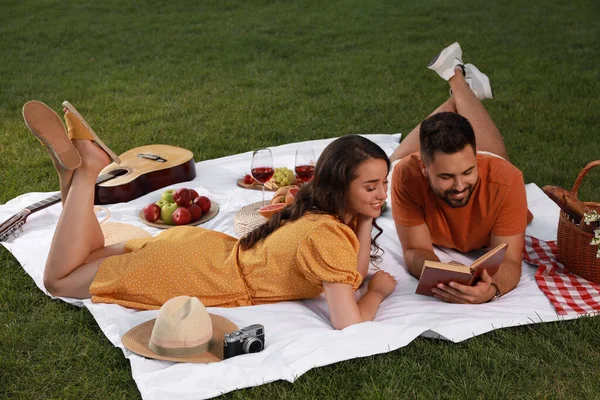 Felice Giovane Coppia Lettura Libro Picnic Plaid All Aperto — Foto Stock