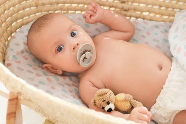 可爱的小宝宝 带着奶嘴和玩具熊躺在摇篮里 — 图库照片