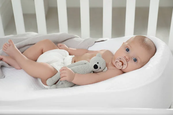 Bebé Bonito Com Chupeta Urso Brinquedo Deitado Berço — Fotografia de Stock