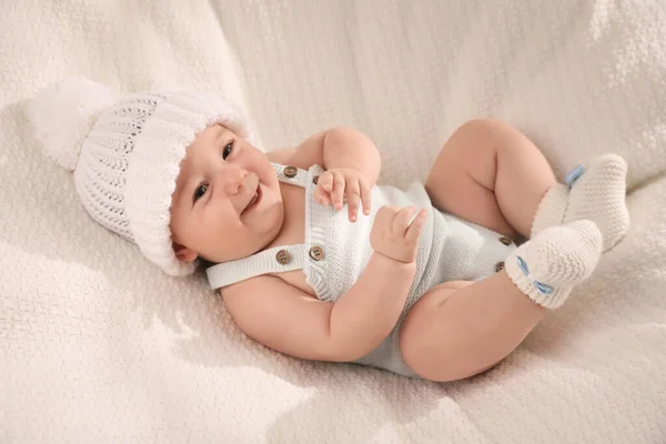 かわいい赤ちゃん着て白い暖かい帽子上ニットブランケット — ストック写真