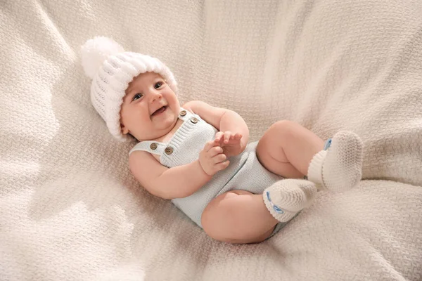 Lindo Bebé Con Sombrero Blanco Cálido Manta Punto — Foto de Stock