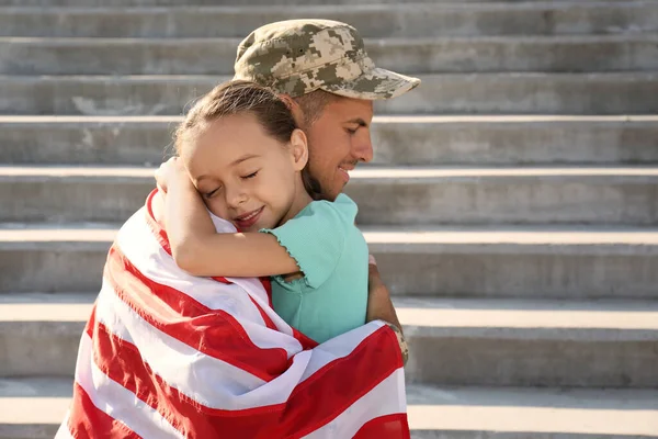 Soldat Mit Flagge Der Usa Und Seiner Kleinen Tochter Die — Stockfoto