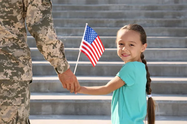 Soldado Sua Filhinha Com Bandeira Americana Mãos Dadas Livre Dia — Fotografia de Stock