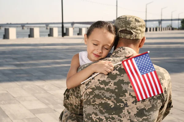 Soldado Hijita Con Bandera Usa Abrazándose Aire Libre Espacio Para — Foto de Stock