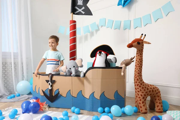 Roztomilý Chlapeček Hrající Doma Pirátskou Kartonovou Lodí Hračkami Interiér Dětského — Stock fotografie